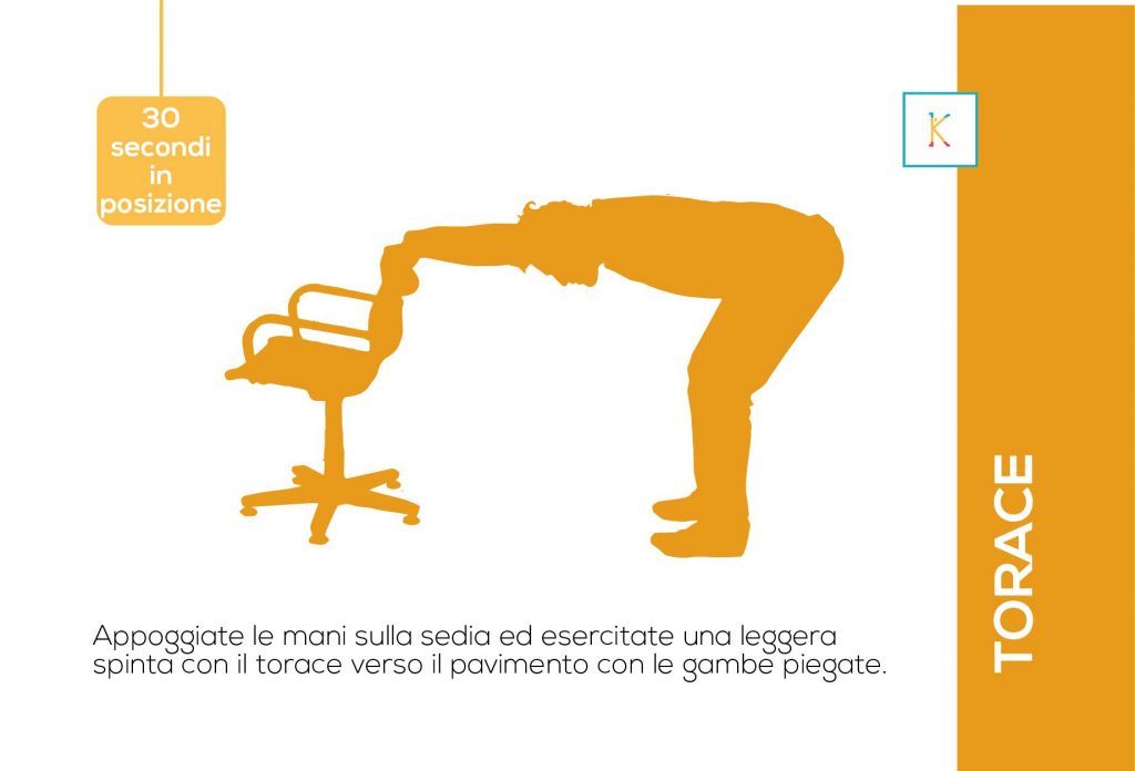 Esercizio sedia 1: In piedi dietro alla sedia, gambe leggermente piegate, appoggiate le mani sullo schienale e chinatevi in avanti finché non sentite le gambe tirare. Respirate e tenete la posizione per 30 secondi.