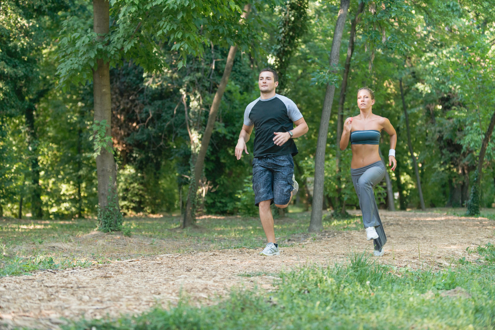 Ragazzi che corrono in un parco