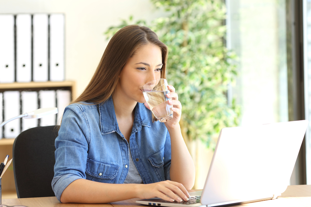 ragazza che beve l'acqua
