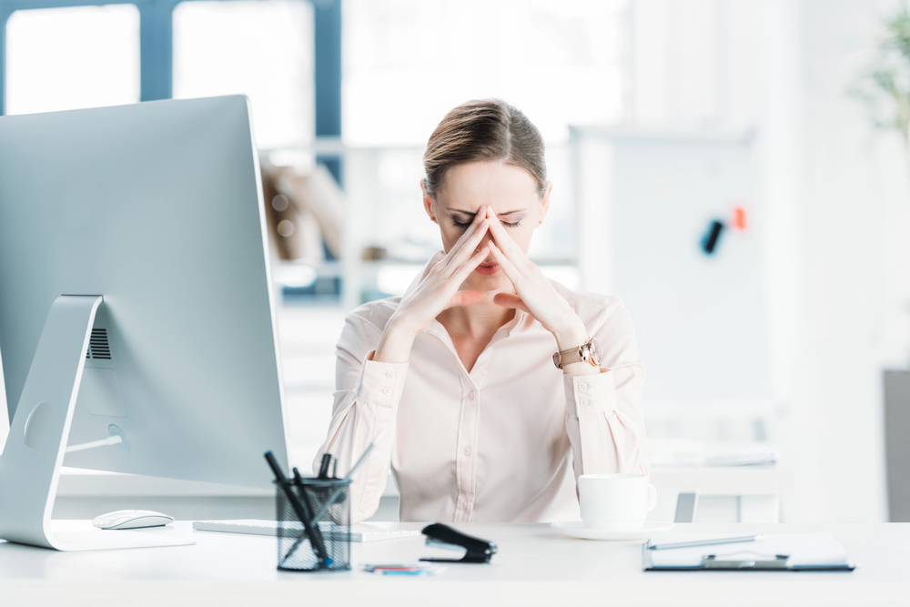 Donna in stato di stress in ufficio